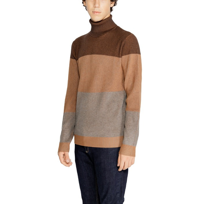 Hamaki-Ho Colorblock Turtleneck Sweater