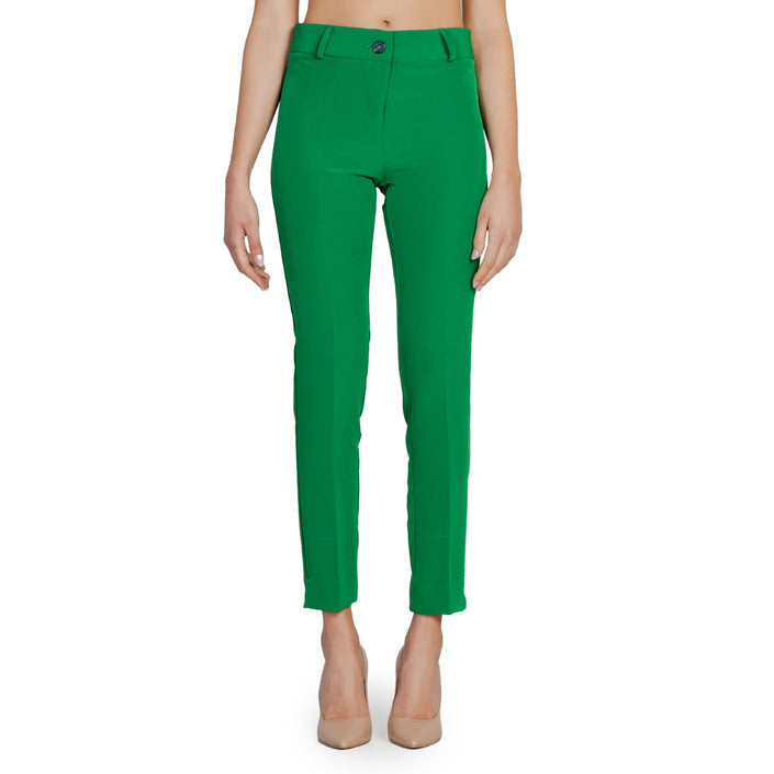 Sol Wears Women Crop Pants - green