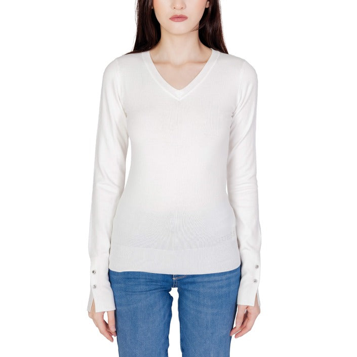 Guess Minimalist 100% Cotton V-Neck Sweater - white